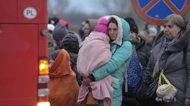 Salen de Ucrania dos millones de niños en riesgo