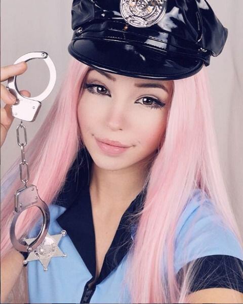 La influencer Belle Delphine vende en frascos el agua con la que se baña