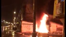 Video: Explotan dos carros bomba en Esmeraldas