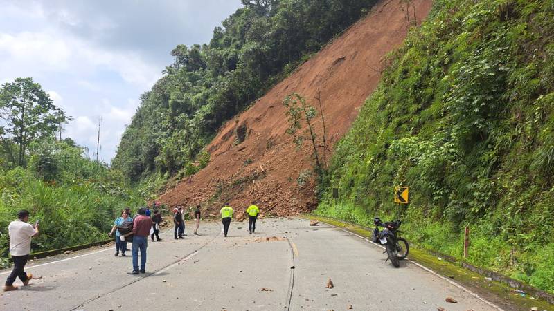 Emergencia Vial en Azuay, terremoto deja afectaciones en las carreteras.