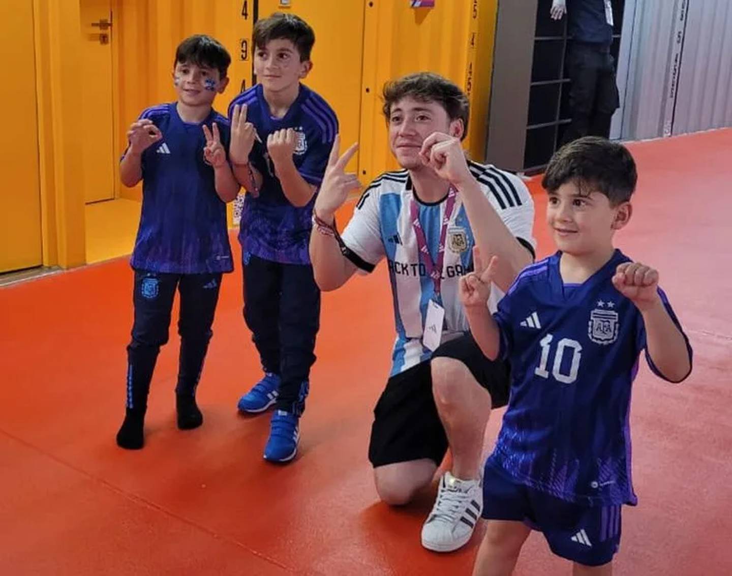 Hijos de Messi se viralizan tras pedirle una foto a un artista argentino