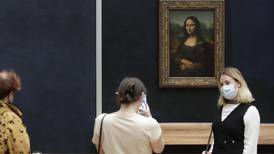 Las imágenes de cómo quedó la Mona Lisa tras el pastelazo que le lanzó un hombre disfrazado