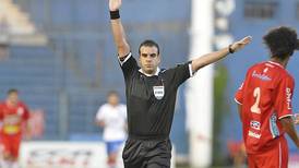 Escándalo en Uruguay: árbitro terminó el partido, se dio cuenta que faltaban cinco minutos e hizo regresar a los jugadores del camarín