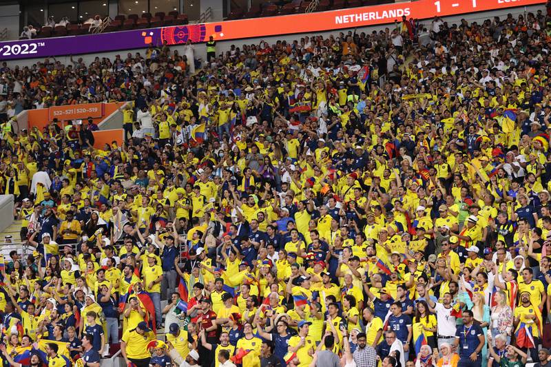 Seguidores de Ecuador durante el partido entre Holanda y Ecuador en el Estadio Internacional Khalifa en Doha