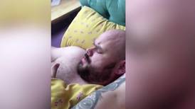 Mujer se venga de marido que no la ayudó con su bebé con una “pegajosa” broma