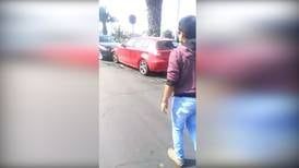 ​Arica: Mujer vive día de furia y chocha hasta destrozar auto de su ex pareja