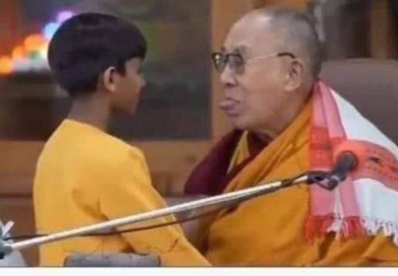 Dalái Lama instó a infante que le chupe la lengua
