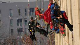 Escaladores italianos se disfrazan de superhéroes para alentar a los niños hospitalizados