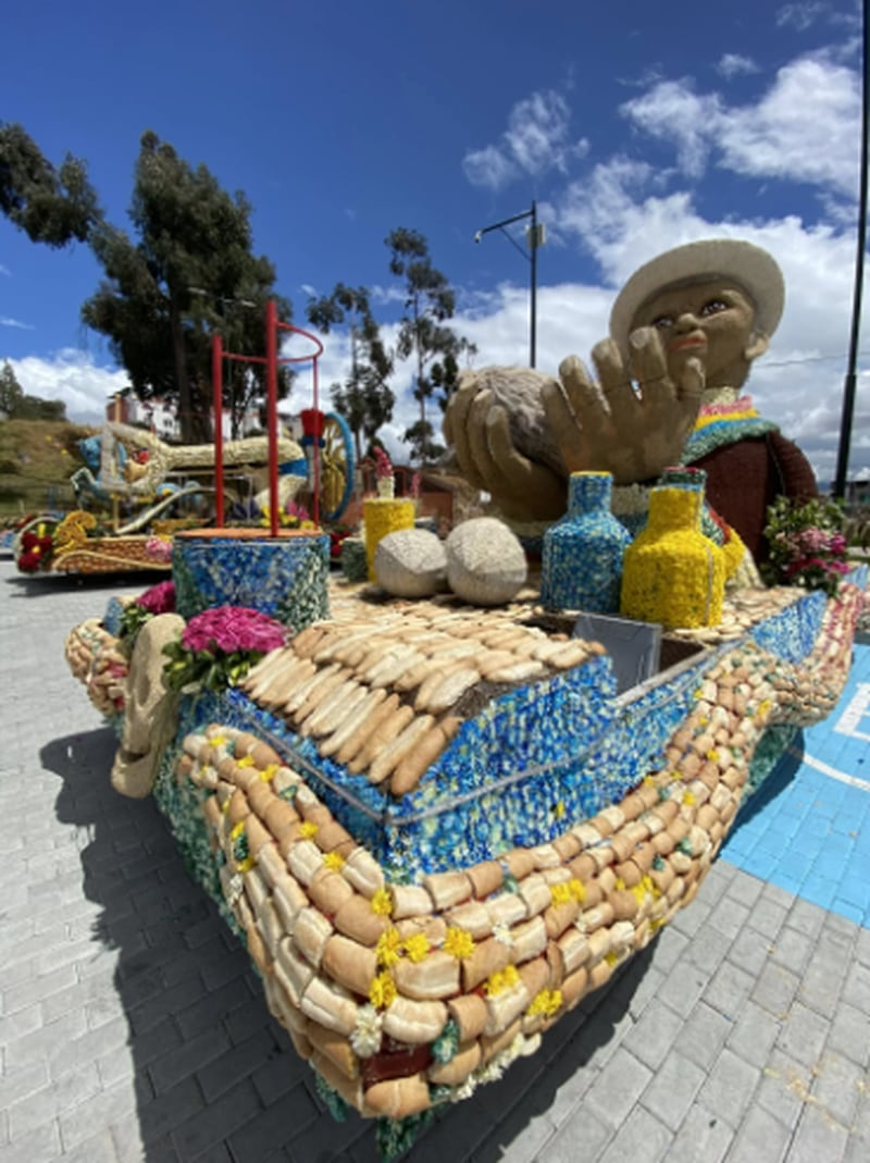 Ecuador: Alegorías del Carnaval de las frutas y flores en Ambato