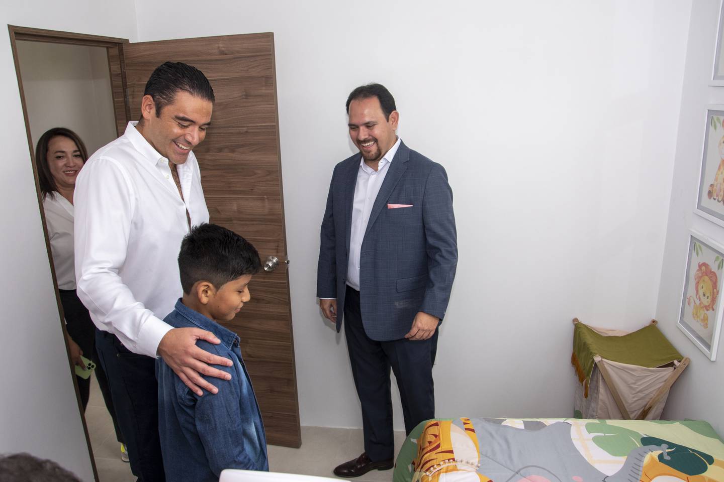 El alcalde Juan José Yúnez visitó una de las casas modelos.