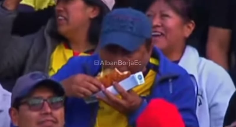 Hincha comió su hot-dog para celebrar su gol