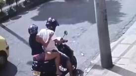 Video viral muestra cómo una mujer parrillera en moto lleva a cabo un robo