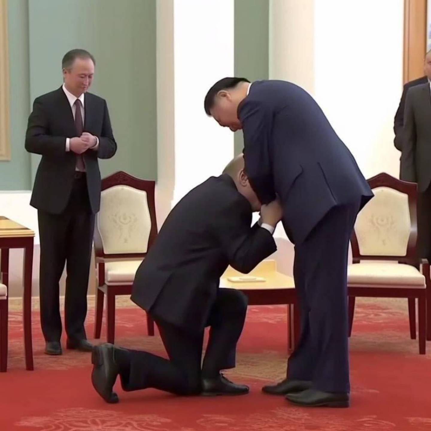 Vladimir Putin arrodillándose ante Xi Jinping