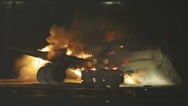 VIDEO: avión se incendió en plena pista de aterrizaje del aeropuerto Haneda de Japón