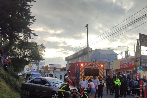 Cámaras grabaron cómo un menor quedó debajo de un vehículo tras ser atropellado en Quito