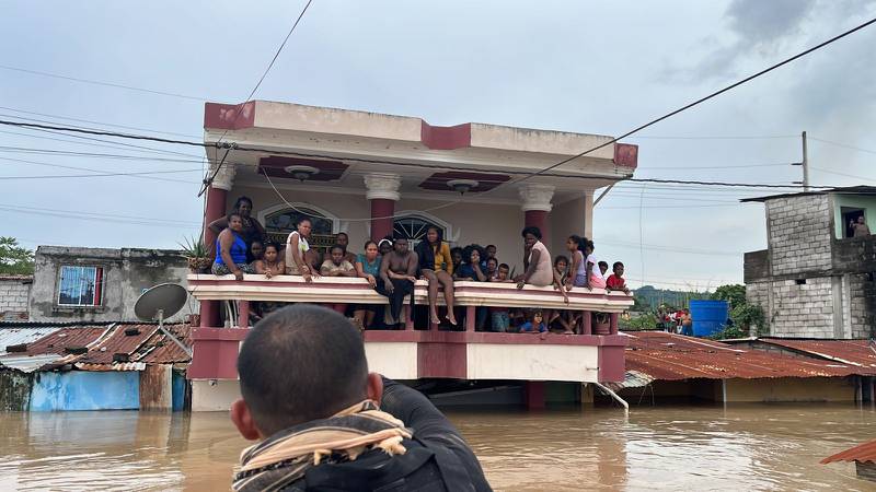 Fotografía cedida por la Fuerza de Tarea Conjunta de las Fuerzas Armas del Ecuador de una inundación en Esmeraldas.