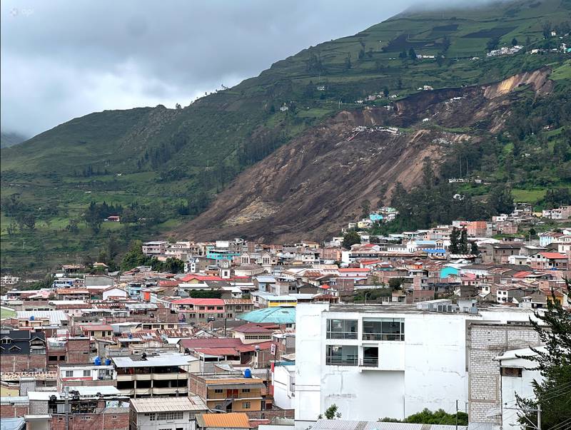 En Alausí, provincia del Chimborazo, un deslizamiento de tierra, deja varias casas sepultadas