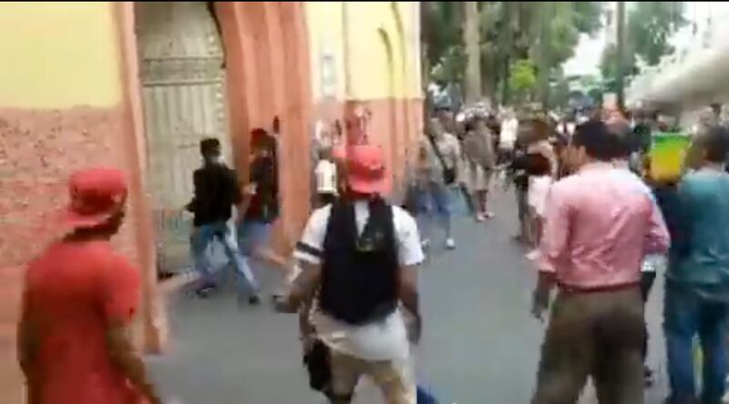 Hombres se enfrentan con cuchillo en plena puerta de una Iglesia en la Bahía de Guayaquil