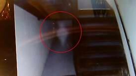 Video: Graban fantasma de un niño escondiéndose bajo unas escaleras