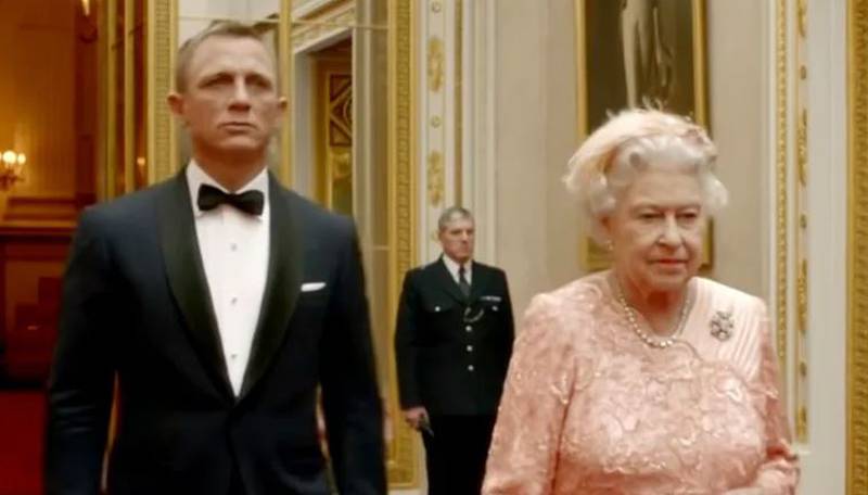 James Bond escoltó a la Reina Isabel II
