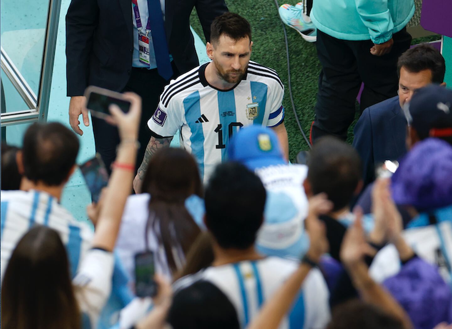Leo Messi se va para el camerino tras dura derrota ante Arabia Saudita.