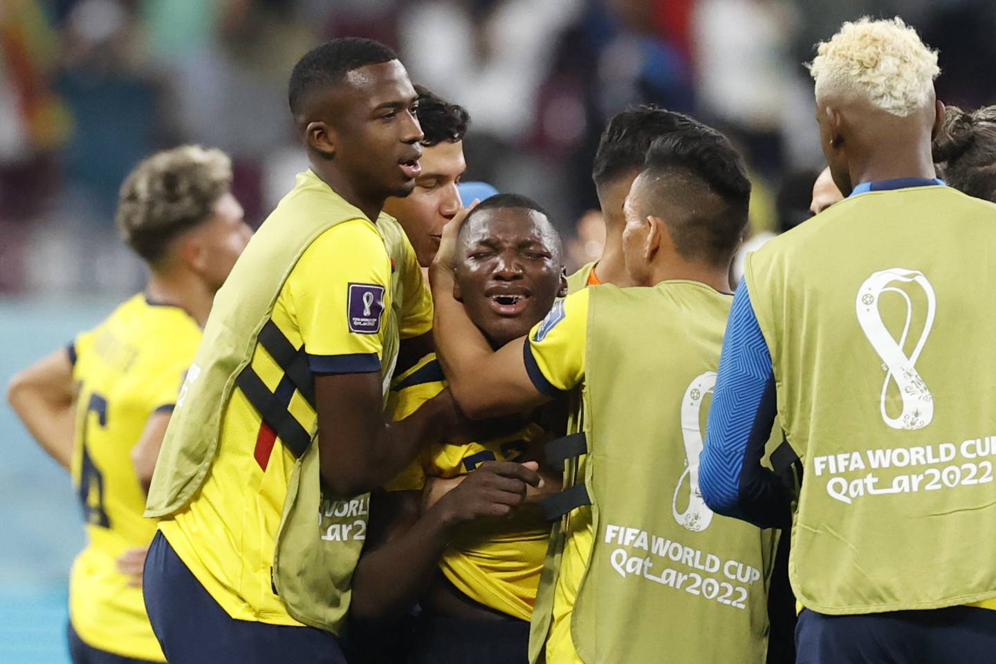 Moisés Caicedo reacciona hoy, al final de un partido de la fase de grupos del Mundial de Fútbol Qatar 2022 entre Ecuador y Senegal en el estadio Internacional Jalifa en Doha (Catar)