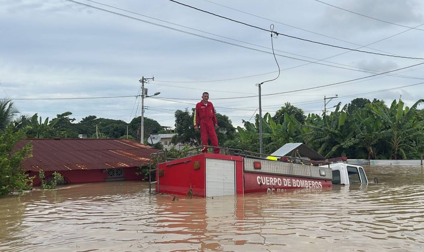 Fotografía cedida por la Fuerza de Tarea Conjunta de las Fuerzas Armas del Ecuador de una inundación en Esmeraldas.