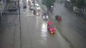 ¡Lluvias azotan Quito! Se registran inundaciones en el norte de la capital