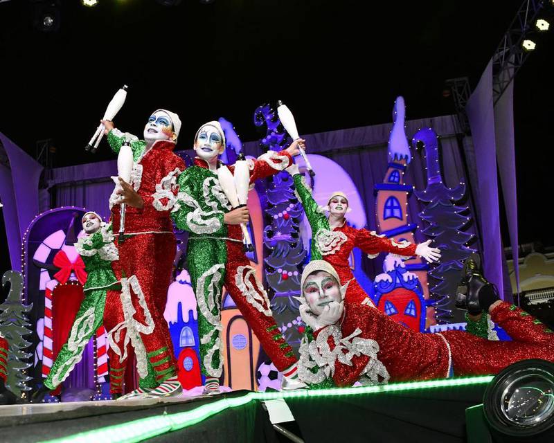 El programa del Policentro estuvo matizado con un show musical con bailarines disfrazados de duendes.