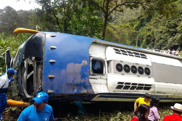 Bus interprovincial cae al abismo en la vía Alóag - Santo Domingo