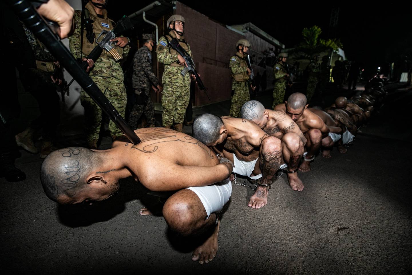 Trasladan otros 2.000 pandilleros a nueva cárcel de El Salvador, según Bukele