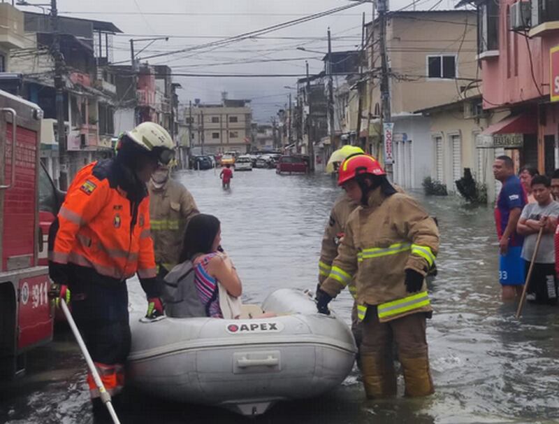 Calles inundadas por fuertes lluvias en Guayaquil.