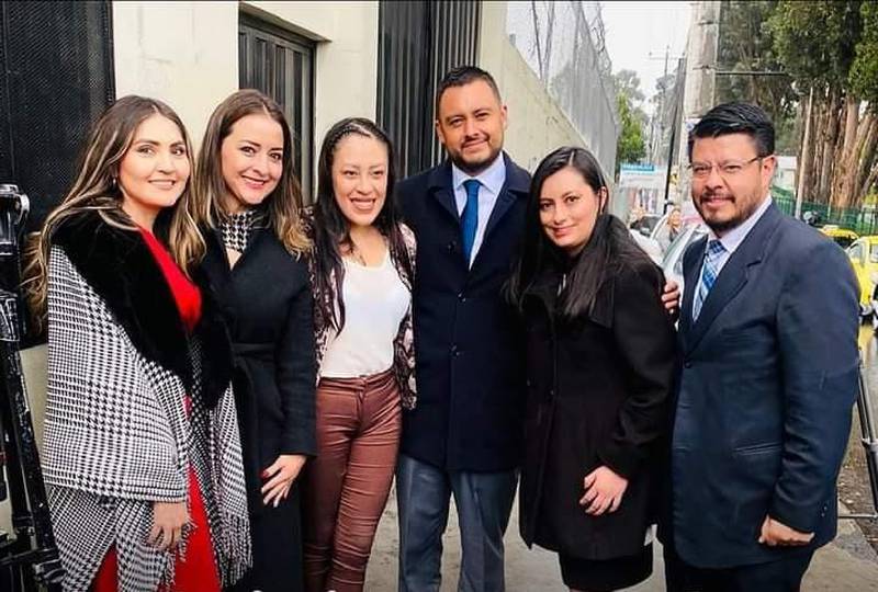 Joselyn Sánchez con sus abogados tras salir en libertad