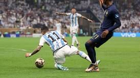 Exárbitro FIFA reclama con todo: “Segundo partido donde le sancionan un penal inexistente para Argentina”