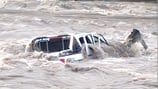 ¡Camioneta cayó al río Upano tras el colapso de un puente!
