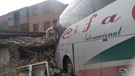Bus que transportaba a jugadores del Orense SC se impactó contra una vivienda en Cuenca