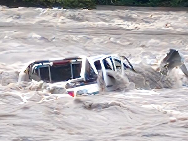 ¡Camioneta cayó al río Upano tras el colapso de un puente!
