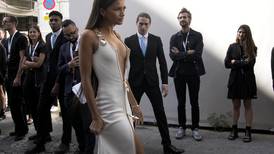 Zendaya se roba miradas e impacta con su vestido blanco en el desfile de Louis Vuitton