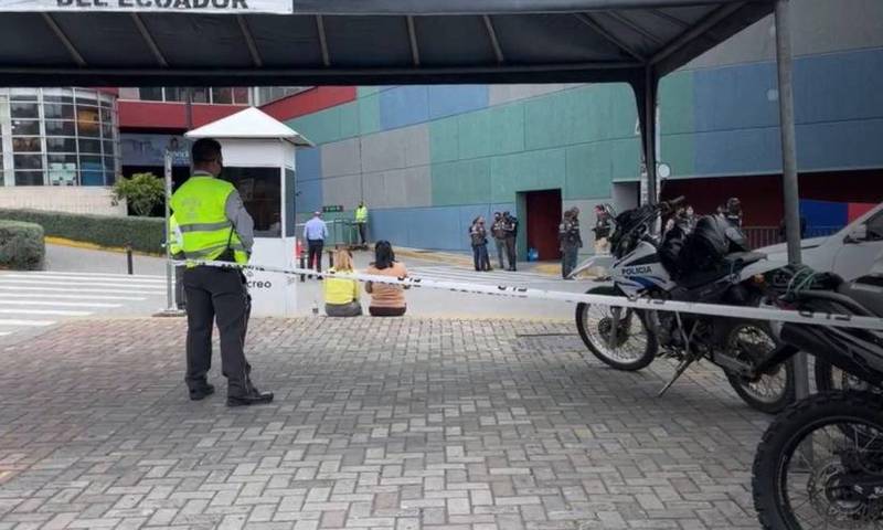 Asesinan a un joven por no dejarse robar el celular en un centro comercial del sur de Quito. Lo apuñalaron en el cuello