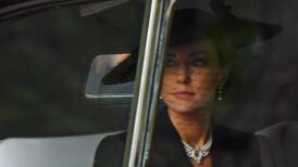 Kate Middleton rindió último homenaje a la Reina Isabel, utilizando su majestuoso collar de perlas 