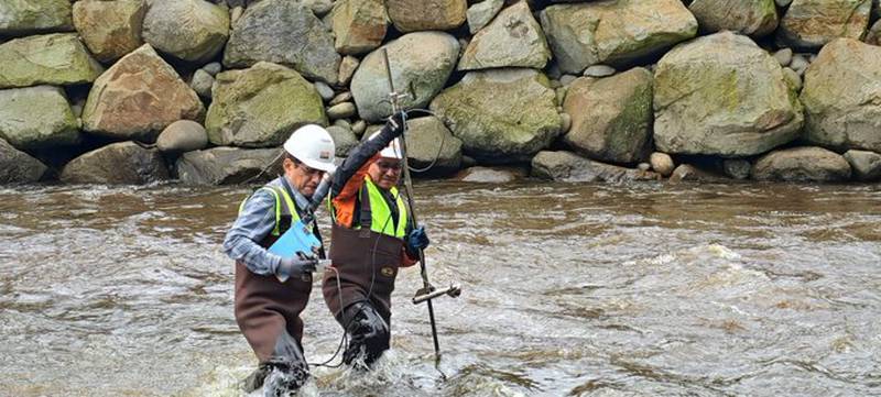Técnicos de ETAPA EP realizan el  monitoreo del ligero incremento de los caudales de los ríos de Cuenca
