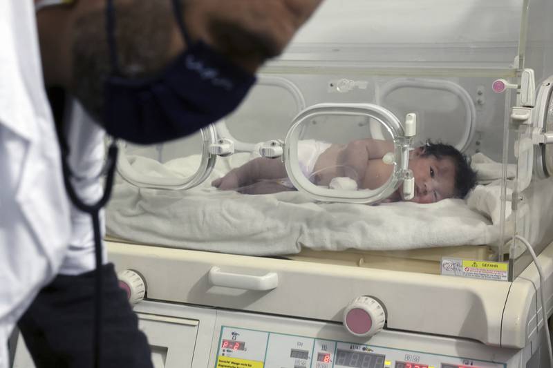 Cuando la hallaron, la niña estaba conectada por el cordón umbilical a su madre muerta. (AP Foto/Ghaith Alsayed)