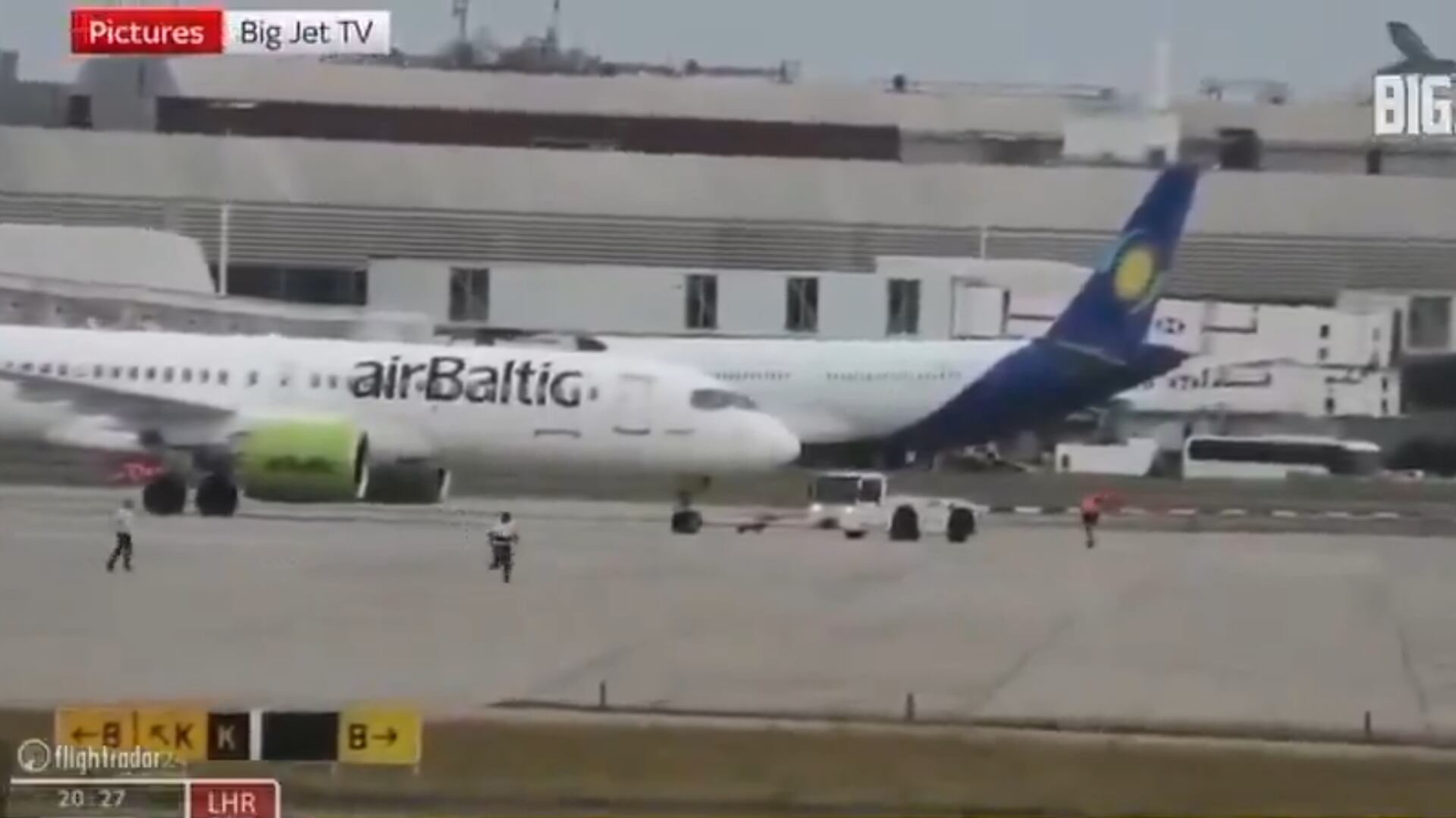 VIDEO: Hombre corre por la pista del aeropuerto Heathrow mientras aviones aterrizan - Fuente: Video de X
