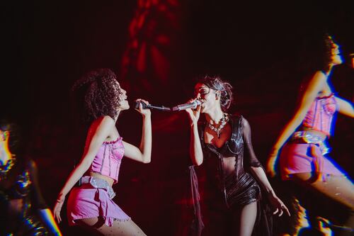 Yilda se luce cantando con Danna Paola en Ecuador y sorprende a la mexicana