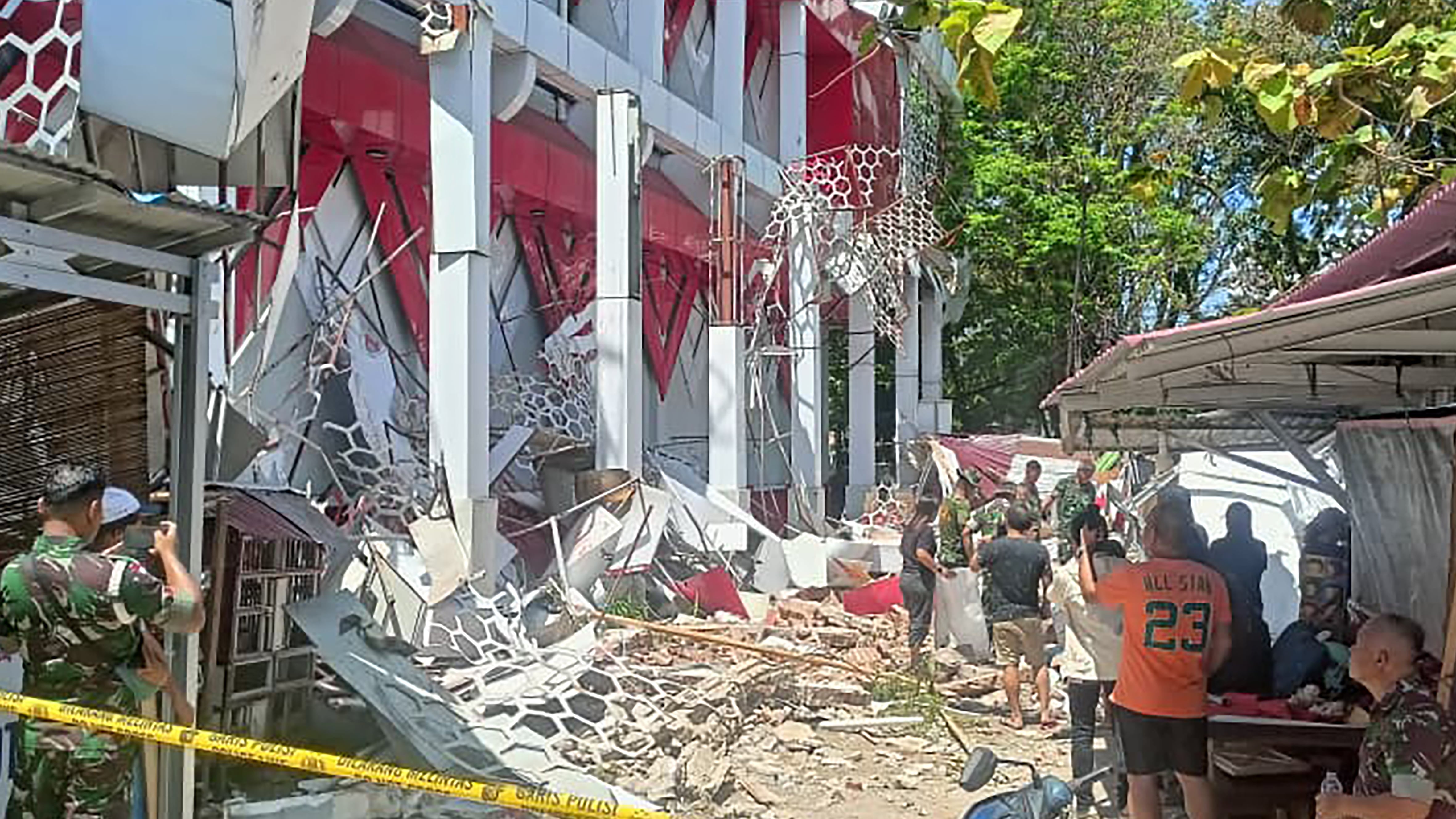 AME9847. MANADO (INDONESIA), 02/04/2026.- Fotografía cedida por la Agencia Nacional de Búsqueda y Rescate de Indonesia (Basarnas) que muestra un edificio colapsado este jueves, en Manado (Indonesia). Al menos una persona murió tras el terremoto de magnitud 7,4 registrado frente a las costas del noreste de Indonesia, después de que quedara sepultada por los escombros de un edificio colapsado en la zona de Manado, según informó el medio indonesio Metro TV. EFE/ Agencia Nacional de Búsqueda y Rescate de Indonesia /SOLO USO EDITORIAL/NO VENTAS/SOLO DISPONIBLE PARA ILUSTRAR LA NOTICIA QUE ACOMPAÑA (CRÉDITO OBLIGATORIO)