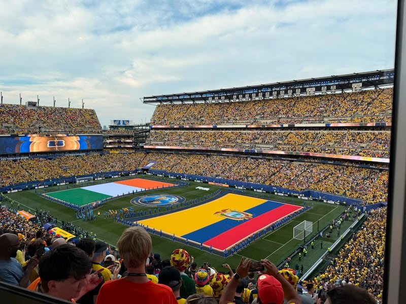 Los miles de ecuatorianos en el estadio de Filadelfia se preparan para cantar a todo pulmón el sagrado himno de nuestro país.