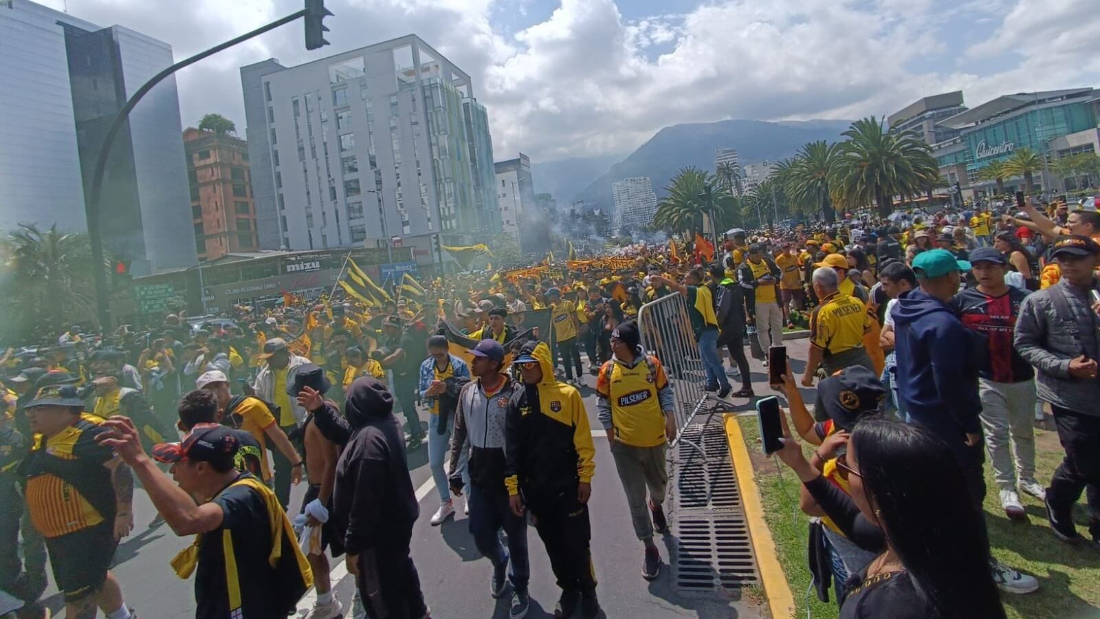 Exteriores del estadio Atahualpa por la Noche Amarilla