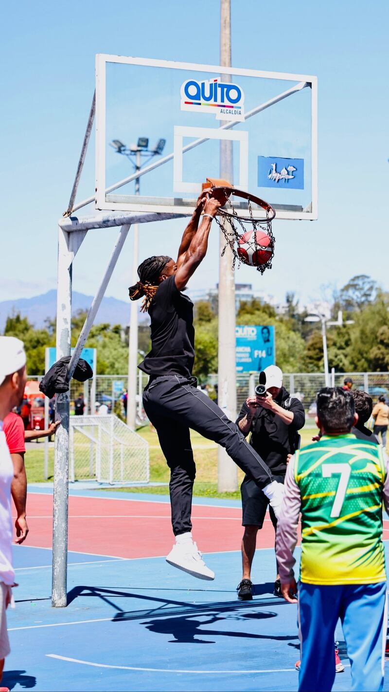 El jugador de la NBA sorprendió a todos al aparecer "de la nada" en Quito.