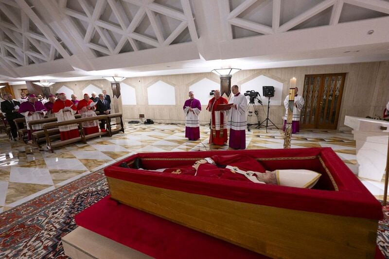 El Vaticano revela las primeras imágenes del Papa Francisco en su féretro: funeral será este sábado