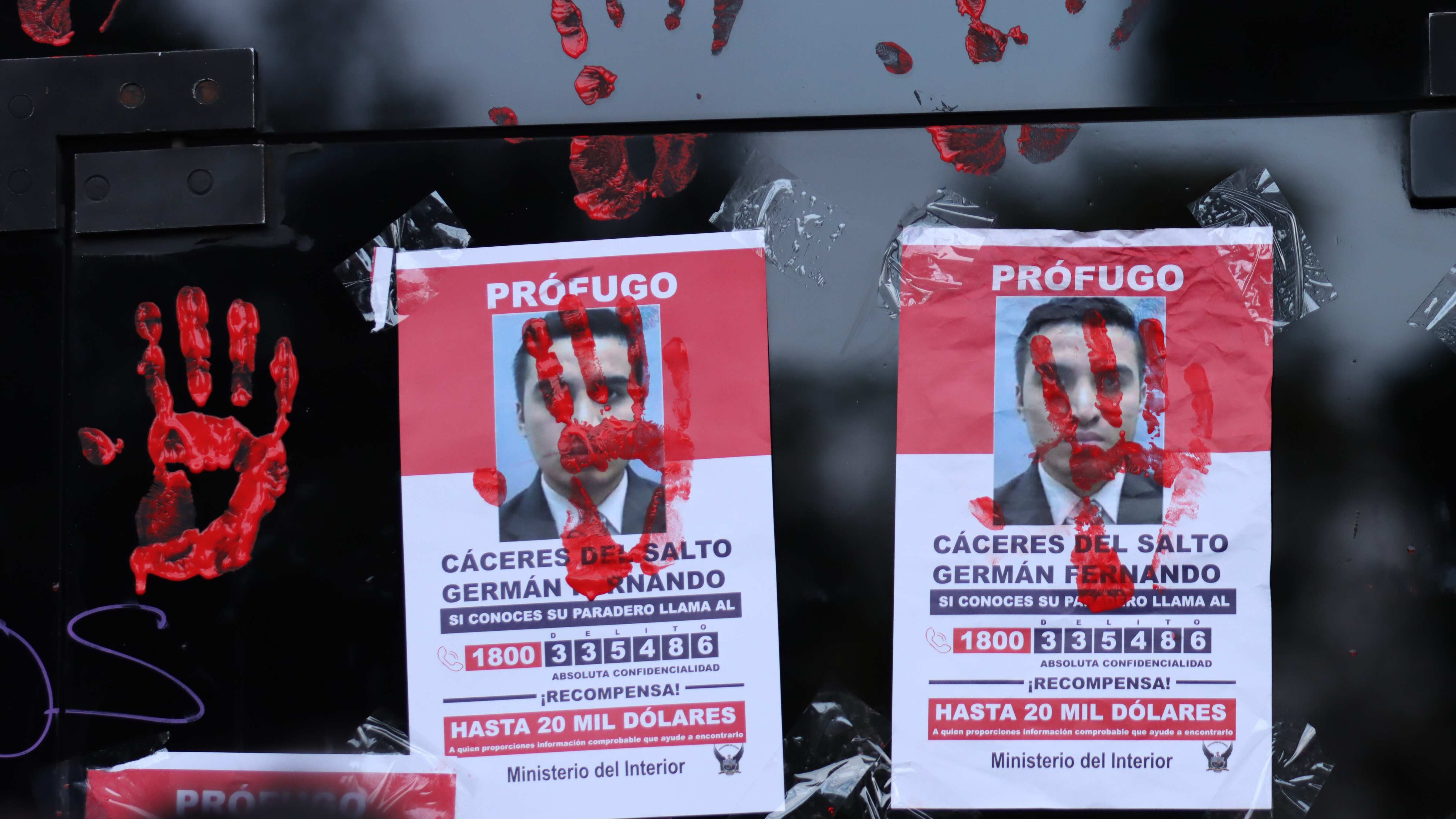 Protesta contra los femicidios, especialmente por la desaparición de María Bernal, frente a la Comandancia de la Policía en la Av. Amazonas.